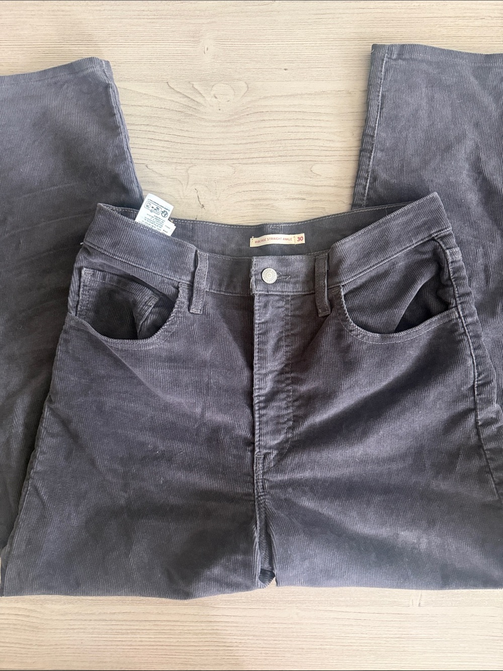 Levi’s Corduroy Ribcage Straight Ankle Jeans - Picture 5 of 7